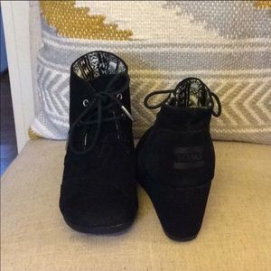 Toms black wedges